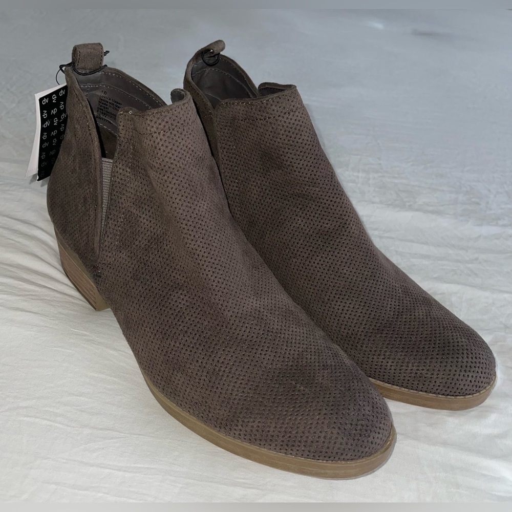 Women’s DV Target low-heel booties Size 10